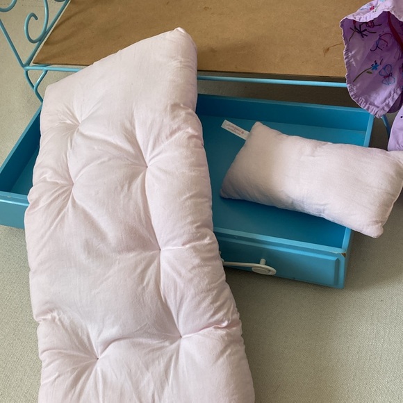 AMERICAN GIRL | Curlicue Daybed - Blue Metal Doll Bed - Picture 15 of 16